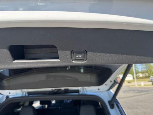 Used 2025 GMC Acadia Elevation image 18