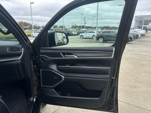 Used 2023 Jeep Wagoneer L Series II image 30