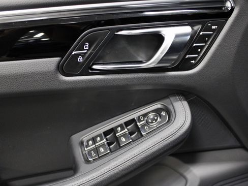 Used 2025 Porsche Macan image 25