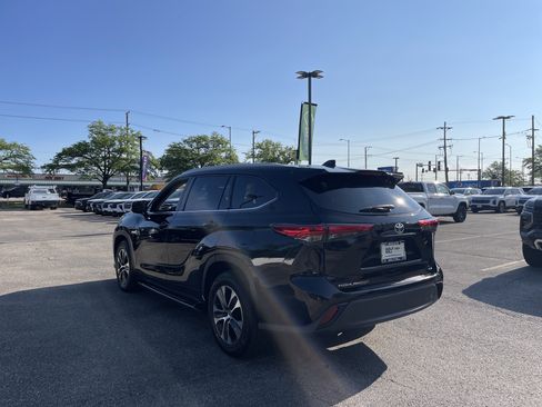 Used 2022 Toyota Highlander XLE FWD image 9