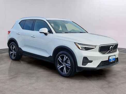 Used 2024 Volvo XC40 B5 Core image 30