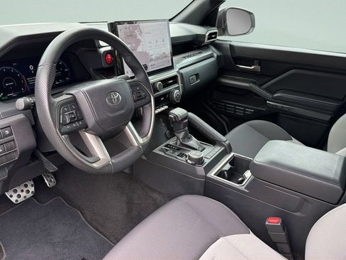 Used 2025 Toyota Tacoma TRD Sport AWD/4WD image 32