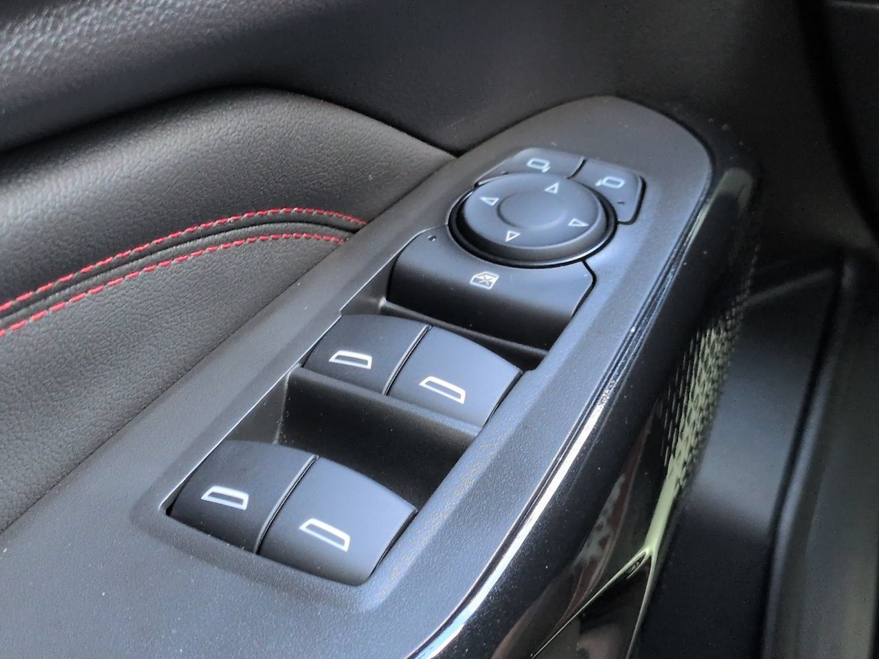 Used 2025 Chevrolet Trax RS w/ Sunroof Package FWD image 24
