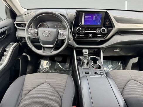 Used 2024 Toyota Highlander LE image 5