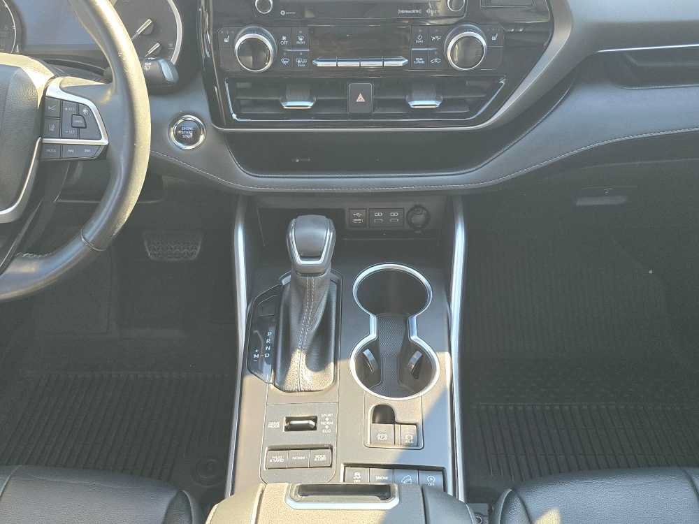 Used 2022 Toyota Highlander XLE AWD/4WD image 13