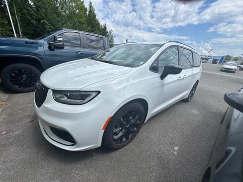 Used 2025 Chrysler Pacifica Limited FWD image 8