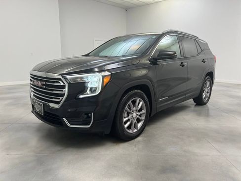 Used 2024 GMC Terrain SLT image 3