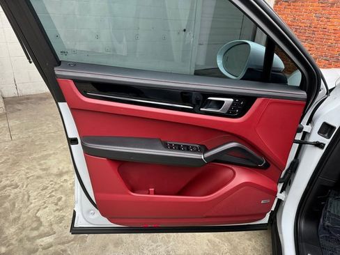 Used 2022 Porsche Cayenne Platinum Edition image 11