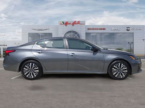 Used 2025 Nissan Altima 2.5 SV FWD image 6