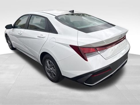 Used 2024 Hyundai Elantra SE image 4