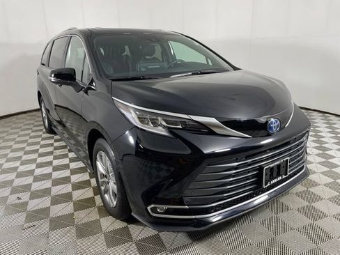 Used 2025 Toyota Sienna Limited AWD/4WD image 1