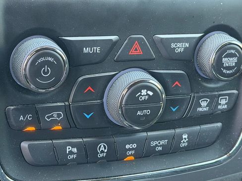 Used 2021 Jeep Grand Cherokee Laredo RWD image 20