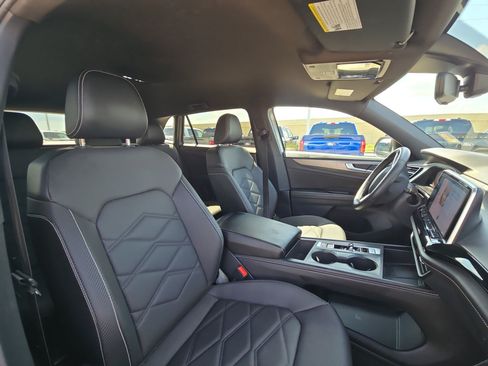 Used 2024 Volkswagen Atlas Cross Sport SE FWD image 31