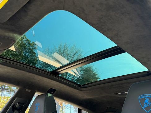 Used 2022 Lamborghini Urus image 22