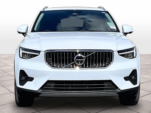 Used 2025 Volvo XC40 B5 Plus image 3