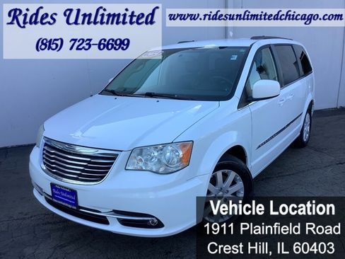 Used 2014 Chrysler Town & Country Touring FWD image 2