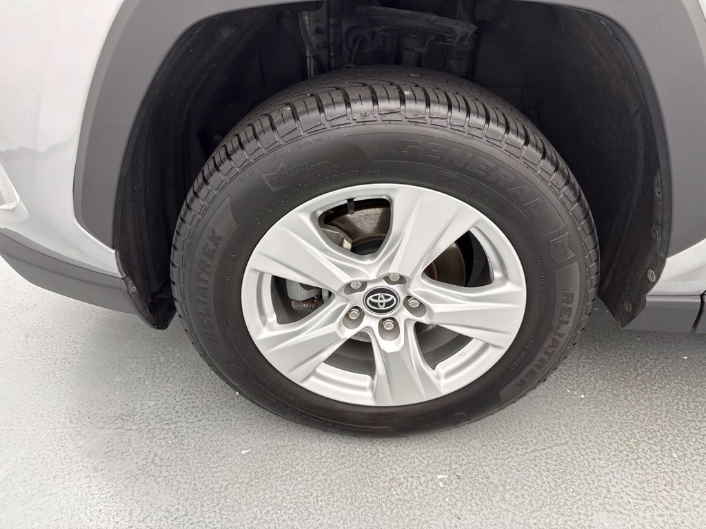 Used 2020 Toyota RAV4 XLE w/ Convenience Package FWD image 5