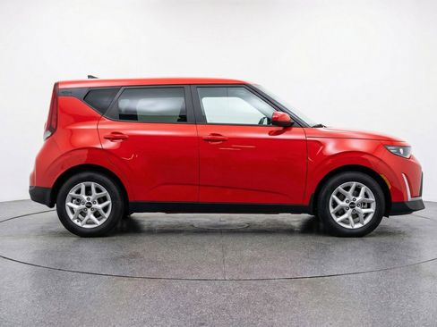 Used 2025 Kia Soul LX w/ LX Technology Package image 11