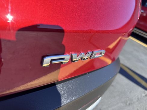 Used 2023 GMC Acadia SLE w/ Driver Convenience Package image 9