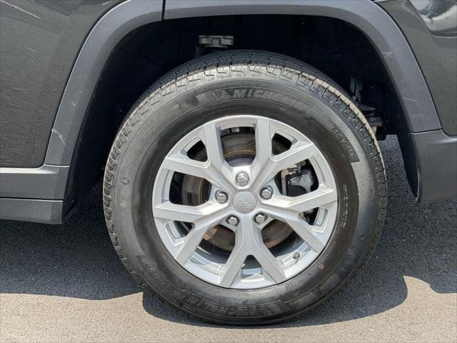 Used 2023 Jeep Grand Cherokee L Limited AWD/4WD image 10
