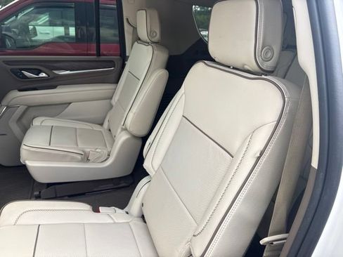 Used 2023 GMC Yukon XL Denali AWD/4WD image 9