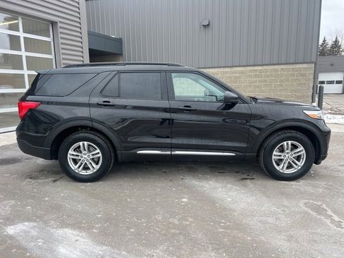 Used 2022 Ford Explorer XLT w/ Equipment Group 202A image 4