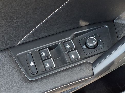 Certified 2022 Volkswagen Tiguan SE R-Line image 19