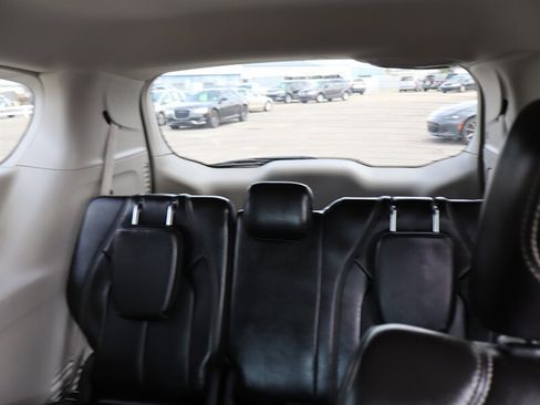 Used 2023 Chrysler Pacifica Touring-L FWD image 6