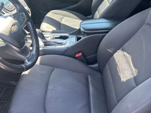 Used 2018 Chevrolet Malibu LT image 2