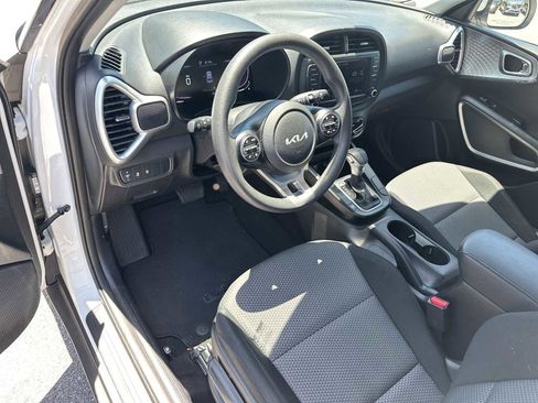 Used 2023 Kia Soul LX w/ LX Technology Package FWD image 8