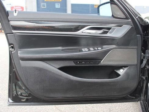 Used 2019 BMW 750i w/ M Sport Package image 16