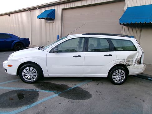 Used 2005 Ford Focus ZXW Wagon image 1