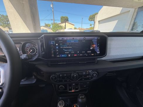 Used 2025 Jeep Wrangler Unlimited Sahara AWD/4WD image 17