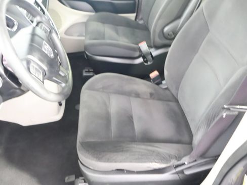 Used 2018 Dodge Grand Caravan SE FWD image 24