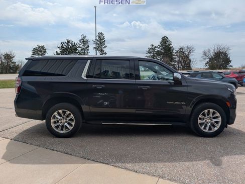 Used 2023 Chevrolet Suburban Premier image 6