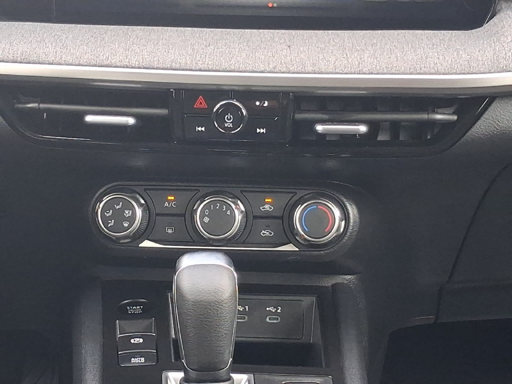Certified 2025 Nissan Kicks SV FWD image 4