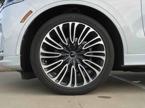 Used 2025 Lincoln Aviator Black Label AWD/4WD image 13