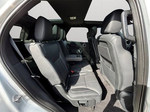 Used 2018 Land Rover Discovery SE image 39