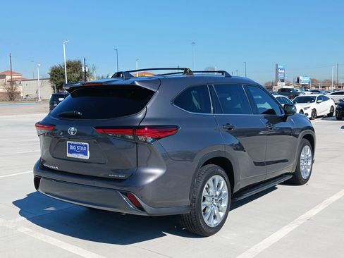 Used 2021 Toyota Highlander Limited image 3