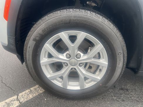 Used 2023 Jeep Grand Cherokee L Limited image 11