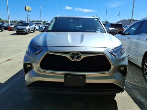 Used 2023 Toyota Highlander XLE image 3