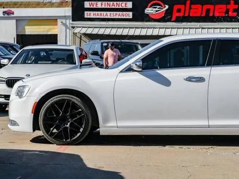 Used 2019 Chrysler 300 Limited RWD image 16