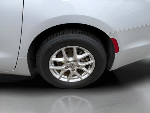 Used 2024 Chrysler Pacifica Touring-L FWD image 23