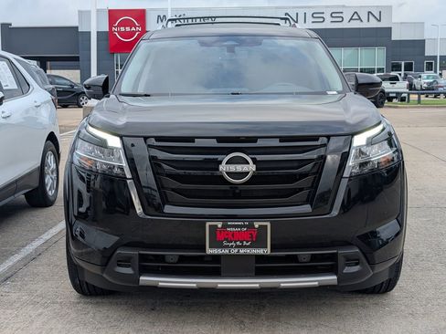 Used 2024 Nissan Pathfinder SL w/ Black Appearance Package FWD image 6