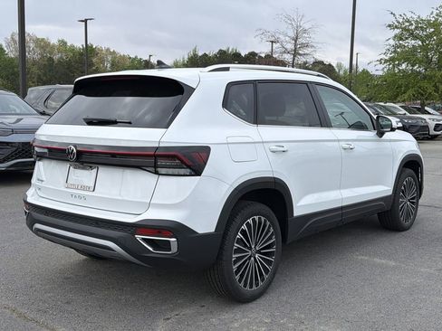 New 2026 Volkswagen Taos SE FWD image 5