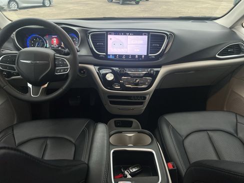 Used 2024 Chrysler Pacifica Touring-L image 20