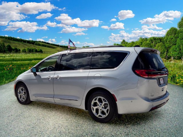 Used 2023 Chrysler Pacifica Limited FWD image 4
