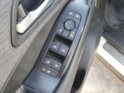 Used 2023 Nissan Rogue SV image 15