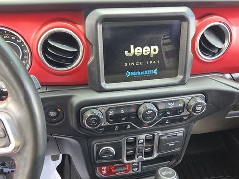 Used 2023 Jeep Wrangler Unlimited Rubicon w/ Cold Weather Group AWD/4WD image 19