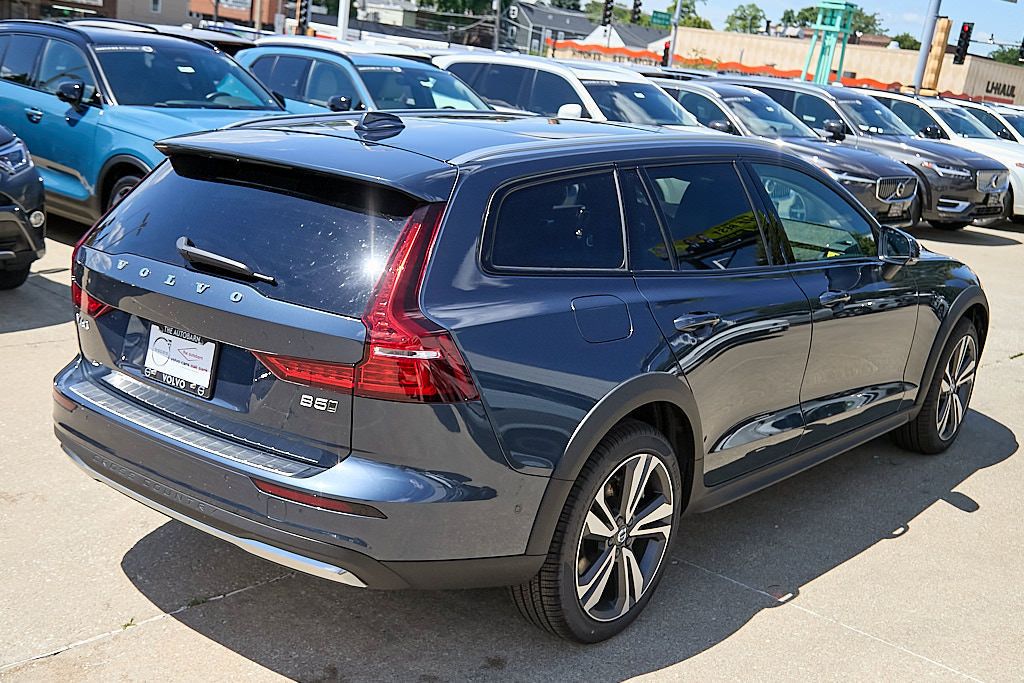 New 2026 Volvo V60 B5 Cross Country Plus w/ Climate Package AWD/4WD image 9